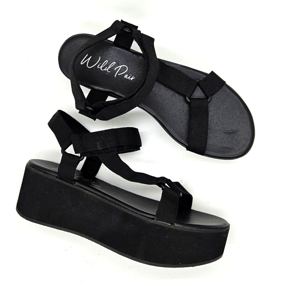 NWT Wild Pair Sawwyer Flatform Sandals